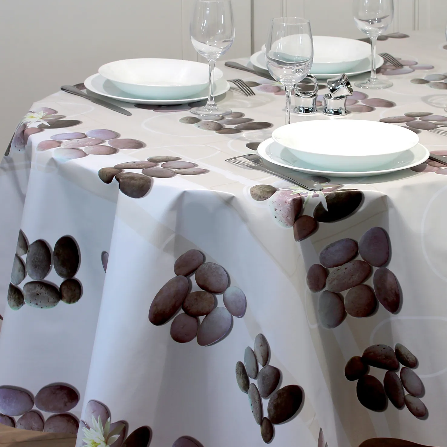 Rouleau de 20 mètres de nappe en protège table zen, galets,fleurs gris