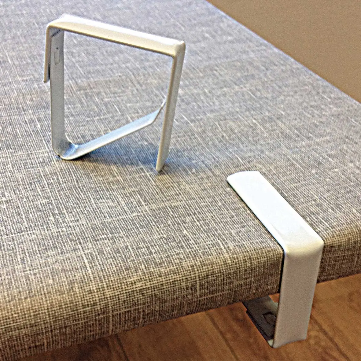 Sekonow Lot de 16 pinces à nappe autocollantes avec bandes auto-agrippantes invisibles pour nappe de table de pique-nique - Pinces pour intérieur et Sekonow Lot de 16 pinces à nappe autocollantes avec bandes auto-agrippantes invisibles pour nappe de table de pique-nique - Pinces pour intérieur et